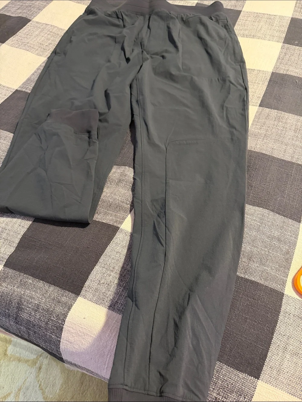 ALO Yoga Men's Jogger Pants in Charcoal